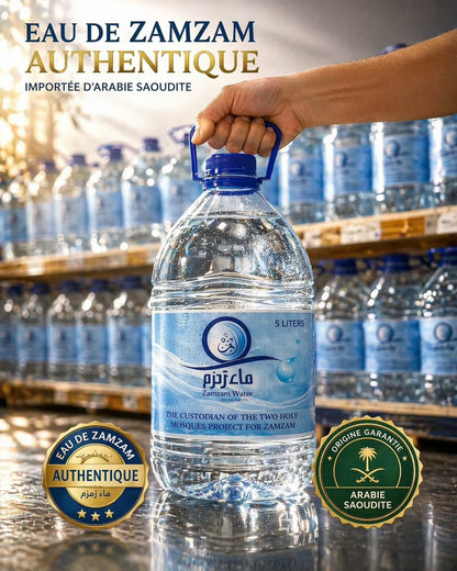 Bidon de 5 litres d'eau de Zamzam authentique importée d'Arabie Saoudite, tenu par une main devant des rayons de stock, avec badges de certification "Origine Garantie" et "Eau de Zamzam Authentique".