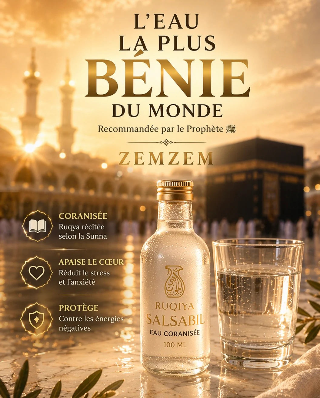 Photographie symbolique haute résolution d'une fiole de 100ml d'eau coranisée Ruqiya Salsabil et d'un verre d'eau cristalline posés sur un rebord en marbre devant la Sainte Kaaba à La Mecque au coucher du soleil. Le texte affiche : L'eau la plus bénie du monde recommandée par le Prophète. Les icônes détaillent : Coranisée selon la Sunna, Apaisement du cœur contre le stress et l'anxiété, et Protection contre les énergies négatives. Ambiance spirituelle dorée et prestigieuse.