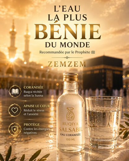 Photographie symbolique haute résolution d'une fiole de 100ml d'eau coranisée Ruqiya Salsabil et d'un verre d'eau cristalline posés sur un rebord en marbre devant la Sainte Kaaba à La Mecque au coucher du soleil. Le texte affiche : L'eau la plus bénie du monde recommandée par le Prophète. Les icônes détaillent : Coranisée selon la Sunna, Apaisement du cœur contre le stress et l'anxiété, et Protection contre les énergies négatives. Ambiance spirituelle dorée et prestigieuse.