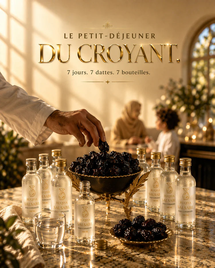 Photographie lifestyle premium intitulée Le Petit-Déjeuner du Croyant montrant une main d'homme saisissant une datte Ajwa de Médine dans un bol noir ornementé d'or. Au premier plan, sept bouteilles de 100ml d'eau de Zamzam coranisée Salsabil sont disposées sur un plan de travail en granit ensoleillé. En arrière-plan flou, une femme et un enfant partagent ce rituel spirituel dans une cuisine lumineuse. L'image illustre le protocole prophétique de 7 dattes et une bouteille d'eau par jour pendant une semaine.